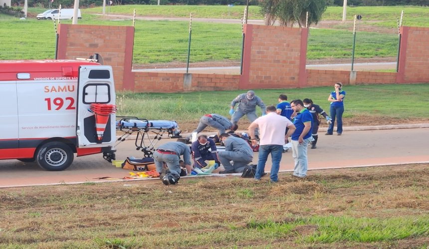 FRATURA EXPOSTA: Acidente grave na Av Ferrasa em Olímpia deixa dois jovens feridos