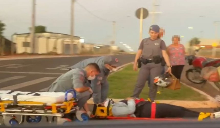 OLÍMPIA - ÁREA MOVIMENTADA: Acidente na rotatória próxima à APAE deixa motociclista ferida
