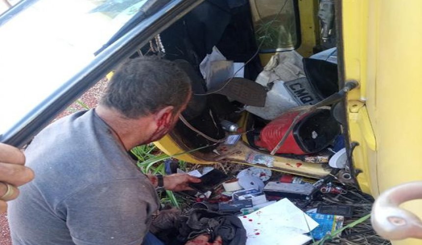 MONTE AZUL PAULISTA -  PERIGO NA PISTA! Motorista perde controle de Caminhão e tomba no acostamento. Duas vítimas!