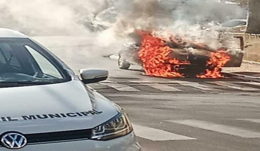 MONTE AZUL PAULISTA - Incêndio em Veículo movimenta Defesa Civil que apaga o fogo, mas carro já estava todo destruído