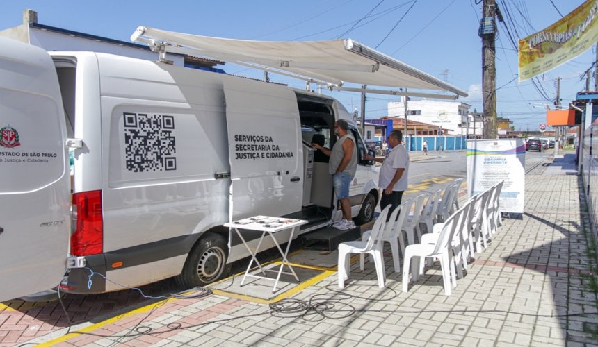 EMBAÚBA - Van do projeto Cidadania Itinerante oferece serviços gratuitos