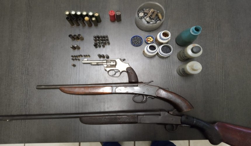 TABAPUÃ - BUSCA E APREENSÃO: Polícia Civil prende homem por posse irregular de armas e munições em bairro rural