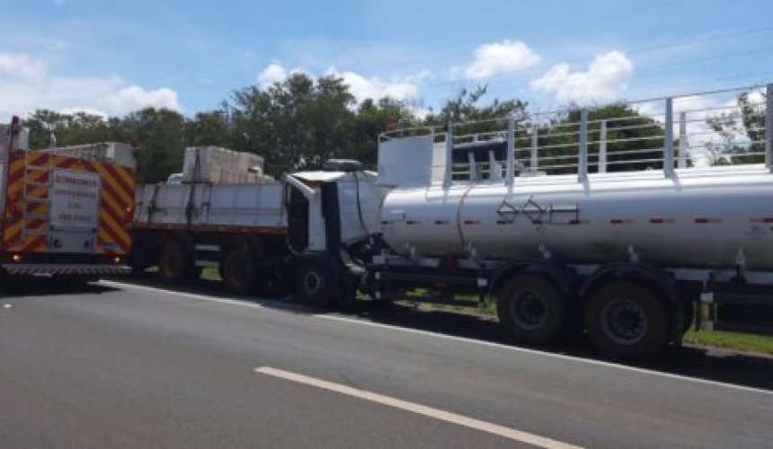 COLINA - PRESO NAS FERRAGENS: Motorista é resgatado após colisão entre caminhões