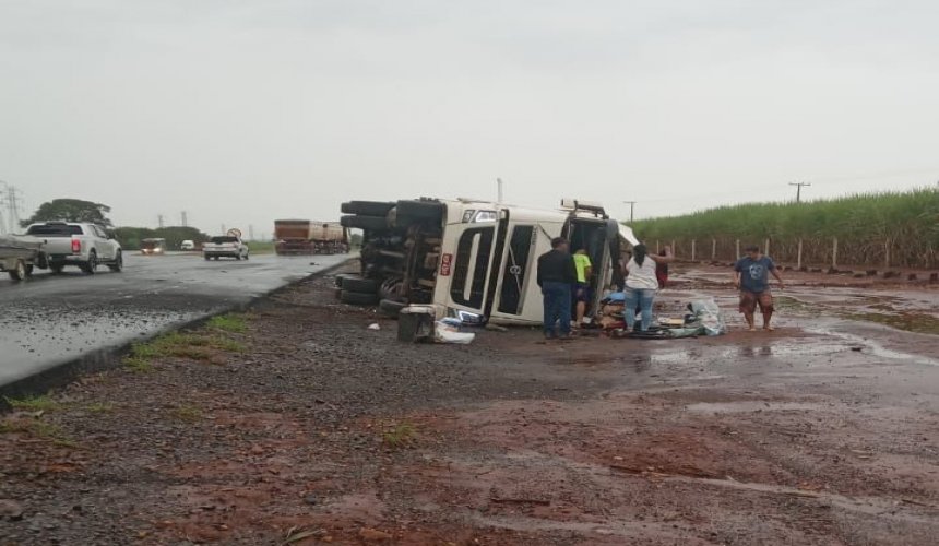 COLÔMBIA  - Caminhão tomba na Rodovia Brigadeiro Faria Lima a caminho de Santos