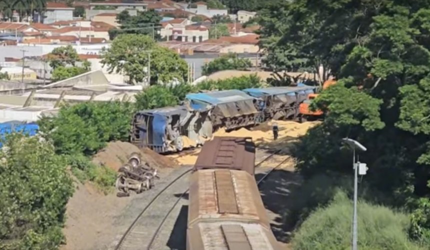CATANDUVA - Trem de carga descarrila em trecho urbano derramando toneladas de soja