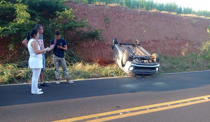 MAIS UM! CAPOTAMENTO: Veículo capota em vicinal de Alvora; é o sexto acidente em menos de 48 horas