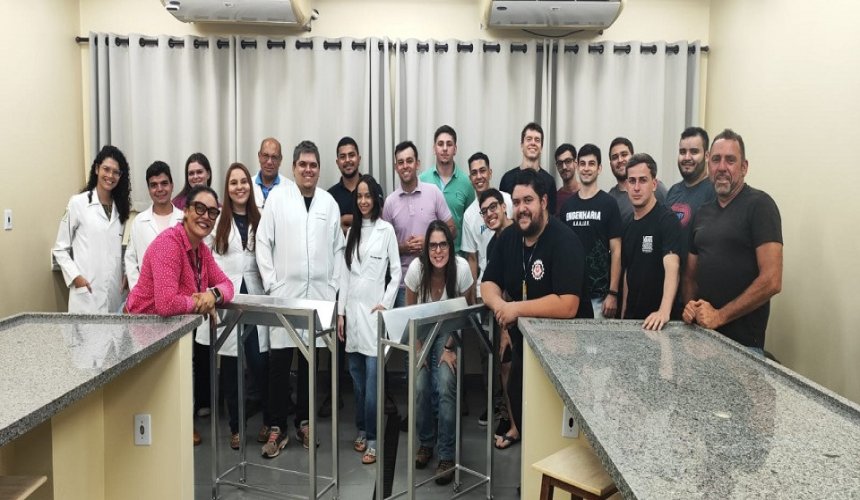 UNIFEB - Intercâmbio de conhecimento entre cursos de Engenharia Mecânica e Medicina Veterinária permite desenvolvimento de calhas cirúrgicas
