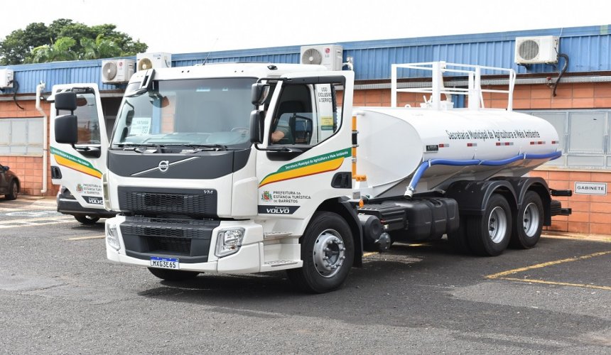 BARRETOS - Prefeitura entrega caminhão-pipa para o Meio Ambiente